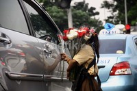 Setiap mobil milik orang-orang kaya ini, ia datangi. Ada yang peduli kemudian membeli, namun adu juga yang acuh saja. Lamhot Aritonang/detikFoto.