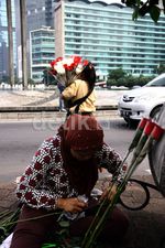 Berjualan Bunga untuk Biaya Sekolah