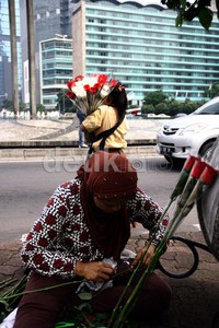 Jika Magdalena bertugas menjajakan, ibunya bertugas merangkai bunga tersebut. Lamhot Aritonang/detikFoto.