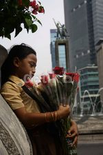 Berjualan Bunga untuk Biaya Sekolah