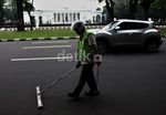 Membersihkan Ranjau Paku di Depan Istana