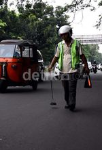 Membersihkan Ranjau Paku di Depan Istana