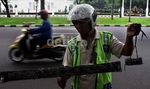 Membersihkan Ranjau Paku di Depan Istana
