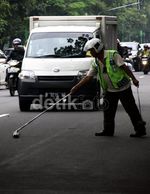 Membersihkan Ranjau Paku di Depan Istana