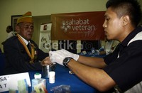 Kadar gula, tekanan darah dan asam urat adalah salah satu layanan kesehatan yang diberikan kepada para veteran. Lamhot Aritonang/detikFoto.