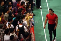 Ade Rai melayani para penggemarnya.