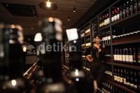 Tak hanya wine internasional, di J.House juga tersedia wine hasil karya anak bangsa yang anggurnya ditanam di Bali.