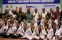 Marciano Norman berfoto bersama dengan atlet pelatnas taekwondo.