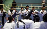 Para atlet tampak berlatih serius.