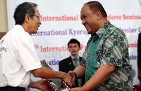 Seminar ini dibuka oleh Ketua Umum Pengurus Besar Taekwondo Indonesia (PBTI), Mayjen TNI Marciano Norman (kanan).