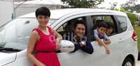 Brand Ambassador Ertiga Arie Untung dan keluarga.