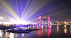 Puluhan Ribu Warga Palembang Saksikan Jembatan Ampera Berwarna
