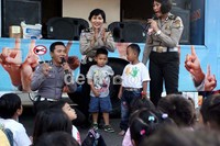 Puluhan anak usia dini, mendapatkan edukasi pendidikan berlalulintas, oleh sejumlah polisi, dalam kegiatan sosialisasi berlalulintas yang digelar di Bunderan Hptel Indonesia, Jalan MH Thamrin, Jakarta, Minggu (19/05).