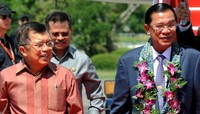 Kedatangan PM Hunsen bersama rombongannya di bandara Internasional Sultan Hasanuddin, disambut oleh mantan Wapres Jusuf Kalla yang bertindak sebagai Chairman CAPDI. (dok JK)     