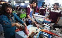 Pasar tua di Kota Bitung ini selalu ramai di malam hari.