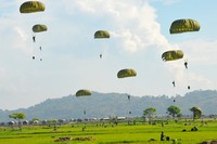 Setelah Bandara Bima dapat terkuasai sepenuhnya oleh pasukan TNI, sambil menunggu gerakan selanjutnya di lakukan pengecekan. (Dansatgaspen Latgab TNI 2013)
