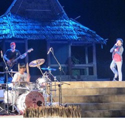 Aksi NOAH di Atas Laut Bius Jailolo