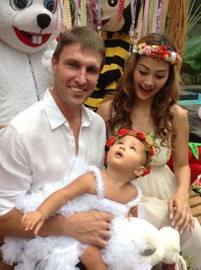 Meriahnya Ultah Pertama Anak Indah Kalalo