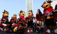 Sejumlah boneka maskot DIO menari di keramaian suasana car free day yang berlangsung di Bunderan HI, Jakarta.