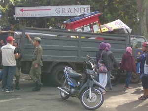 Satpol PP Sisir PKL, CFD Dago Tertib