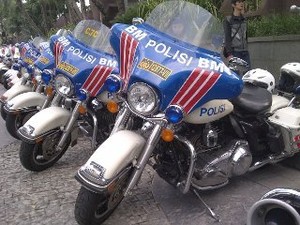 25 Polwan Bermotor Harley Ramaikan Jakarta Bikers Crowd