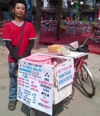 Penjual Roti Salju di Tambora Ini Pasang Poster Ingin Bertemu Artis