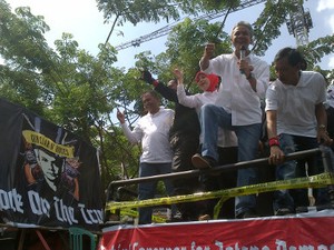 Sebelum Kampanye Terbuka, Ganjar Ngerock di Depan Gedung DPRD Jateng