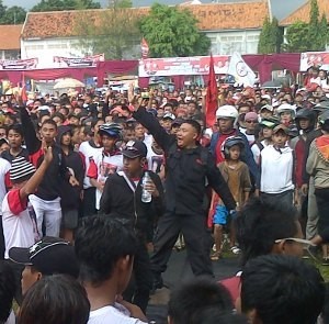 Massa Kampanye Ganjar-Heru Saling Lempar, Plt Walkot Semarang Lompat Pagar