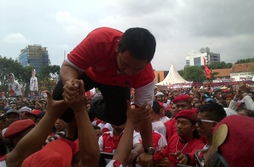 Massa Kampanye Ganjar-Heru Saling Lempar, Plt Walkot Semarang Lompat Pagar