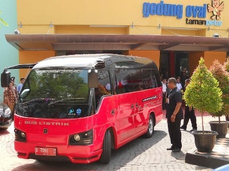 Menristek Coba Bus Listrik Hevina di Yogyakarta