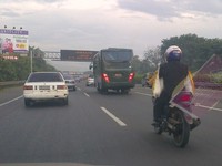 Tidak ada pelat nomor di motor tersebut. (Foto: Didiet)
