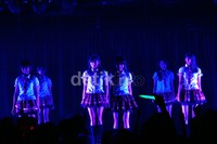 Kostum yang simple tak membuat penampilan mereka simple.