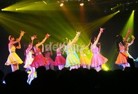 Ceriakan suasana dengan kostum berwarna.