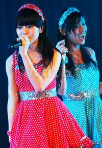 Yupi semakin imut dengan seifuku merahnya.