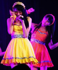 Hmm.. Viny tampak ekspresif sekali.