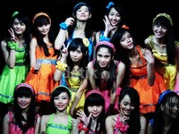 Foto bersama setelah menyelesaikan lagu ke-16.