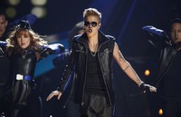 Justin Bieber menguasi panggung lewat single 'Take You', yang tampil cool dengan jaket kulit dan kacamata hitam. REUTERS/Steve Marcus.
