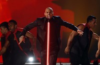 Chris Brown dengan singlenya 'Fine China', tampil bak Michael Jackson saat menari. REUTERS/Steve Marcus.