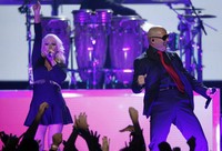 Pitbull dan Christina Aguilera tampil serasi membawakan 'Feel This Moment'. REUTERS/Steve Marcus.