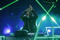 Dan tentu saja, David Guetta mengajak para penonton untuk berdansa. REUTERS/Steve Marcus.