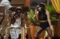 Penampilan terakhir ditutup lewat tarian seksi Nicki Minaj yang berkolaborasi dengan Lil Wayne. REUTERS/Steve Marcus.