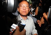 Mengenakan kemeja putih, Dada mengaku diperiksa sebagai saksi terkait kasus dugaan suap hakim Setyabudi Tejocahyono. Lamhot Aritonang/detikFoto.