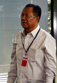 Dada Rosada berjalan menuju ruang pemeriksaan untuk diperiksa sebagai saksi terkait kasus dugaan suap hakim Setyabudi Tejocahyono. Lamhot Aritonang/detikFoto.