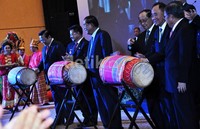 Menko Kesra Agung Laksono bersama PM Kamboja Hun Sen, mantan Presiden Filipina Fidel V Ramos, Chairman CAPDI Jusuf Kalla dan Gubernur Sulsel Syahrul Yasin Limpo menabuh gendang Ganrang Pakanjara sebagai simbol pembukaan konferensi CAPDI.