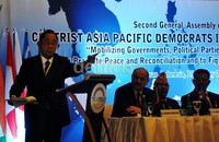 Presiden dan Pendiri CAPDI Jose De Venecia yang juga mantan Ketua Parlemen Manila membacakan sambutannya di pembukaan konferensi.