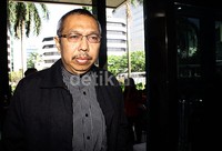 Tak banyak komentar, Bendahara PKS itu langsung bergagas masuk ke gedung KPK. Lamhot Aritonang/detikFoto.