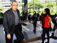 Mahfudz Abdurrahman yang mengenakan kemeja abu-abu dan jaket hitam ini tak mau mejawab pertanyaan wartawan. Lamhot Aritonang/detikFoto.