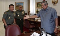 SBY juga melakukan uji kelayakan dan kepatutan kepada Letjen TNI Moeldoko yang akan menggantikan Jenderal TNI Pramono Edhie Wibowo sebagai KSAD. Abror Rizki/Setpres.