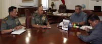 SBY memberikan 7 butir arahan kepada Letjen TNI Moeldoko. Abror Rizki/Setpres.