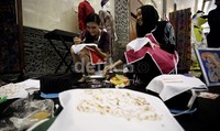 Tanpa dipungut biaya kita dapat belajar membatik dengan canting untuk batik tulis.